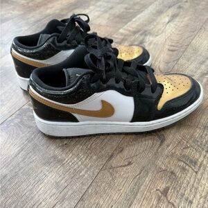 Nike Air Jordan 1 Low SE GS Black Metallic Gold DR6970-071; kids 5.5, women 7